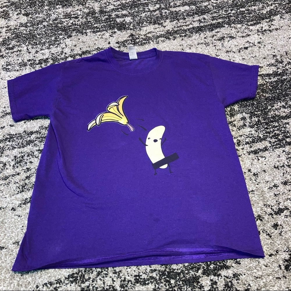 Mens Purple T-Shirt flashing Banana Size L